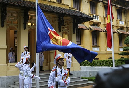 Vietnam holds ASEAN flag-hoisting ceremony - ảnh 1